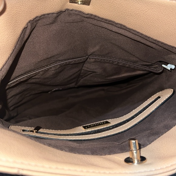 Tan with a long chain strap and pearl and short chain strap - Picture 4 of 7